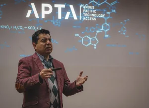 Experto de Hub APTA exponiendo sobre investigación aplicada y transferencia tecnológica en taller Lab to Society en la UCEN Coquimbo.